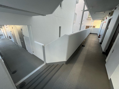 【玄関】 | スカイコート橋本第２ | 玄関は家の顔でもあり、家族以外の目にも止まる場所です。玄関は外との間を仕切る扉、靴などをしまっておく収納スペース、靴脱ぎのたたきスペース、来客とのやり取りをするドアホンなど複数のアイテムからなります。