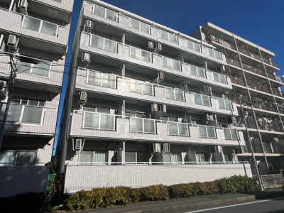 【外観】 | スカイコート橋本第２ | 外観はマンション管理がされているかの目安になります。築年数が古いと、壁面は劣化してひび割れが生じることも！建物が古びていても細かいところが修繕されていると、きちんと管理されているなぁと感じるでしょう。
