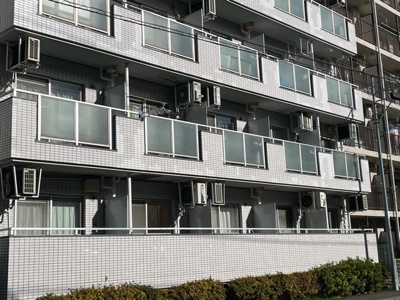 【バルコニー】 | スカイコート橋本第２ | 一般的なバルコニーは、奥行1.5ｍ程ですが、ワイルドバルコニーは2ｍまで広がっています。そのため洗濯物の間隔をあけ干すことができ、乾きやすいというメリットや、ガーデニングが楽しめる等の特徴があります。