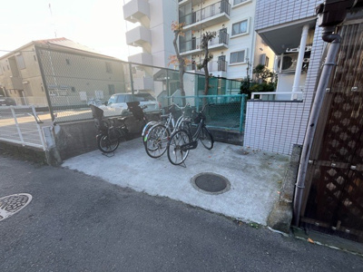 【駐輪場】 | スカイコート橋本第２ | マンションの駐輪場は、事前に空きがあるか確認を取ると安心です。せっかく入居したのに駐輪スペースがない！なんてことになったら大変ですよね。そこで、内見時や購入前にはまず事前に確認しておくと良いでしょう。