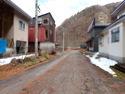 【前面道路含む現地写真】 | 平川市切明　中古住宅　温泉別荘
