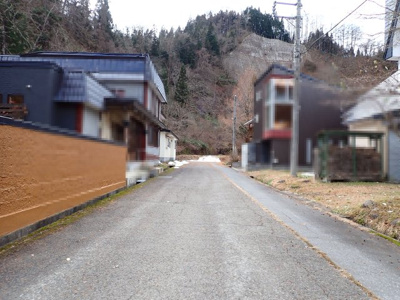 【前面道路含む現地写真】 | 平川市切明　中古住宅　温泉別荘
