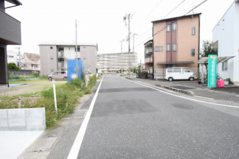 百石町　中古戸建（未入居物件）　2号地（全5棟）の前面道路含む現地写真