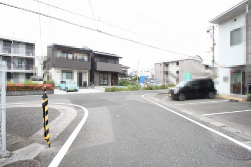 百石町　中古戸建（未入居物件）　2号地（全5棟）の前面道路含む現地写真