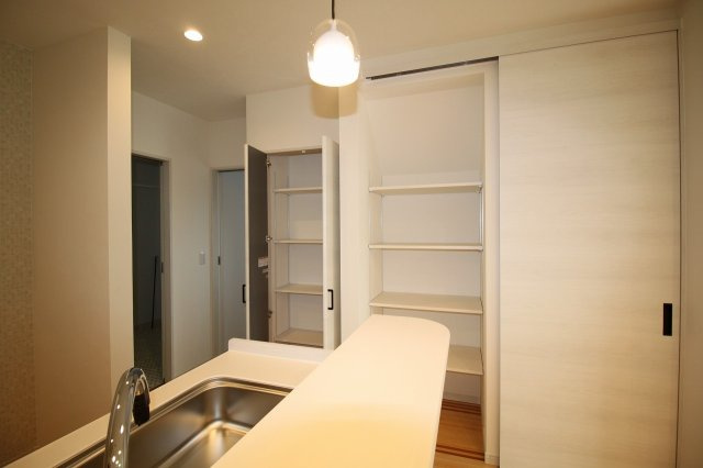 百石町　中古戸建（未入居物件）　2号地（全5棟）の居間・リビング|パントリー