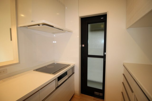 百石町　中古戸建（未入居物件）　2号地（全5棟）のキッチン|勝手口