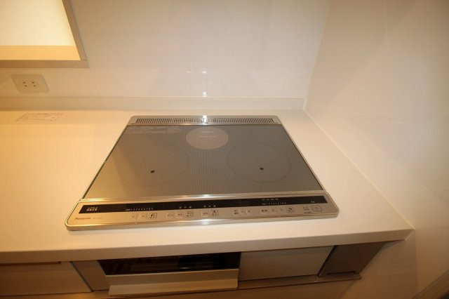 百石町　中古戸建（未入居物件）　2号地（全5棟）のキッチン|ＩＨクッキングヒーター