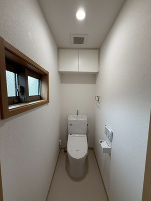 【トイレ】 | カグラA棟 | トイレは温水洗浄便座付き♪窓のあるトイレで換気もOK☆嫌なニオイがこもりません♪1階・2階両方にトイレがあるのがうれしいですよね♪