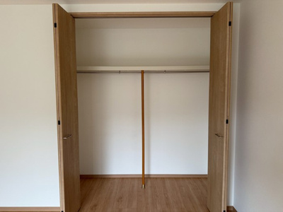 【収納】 | カグラA棟 | 洋室11.5帖のお部屋にあるクローゼットです♪お洋服をたくさんお持ちの方でも安心の収納力です◎