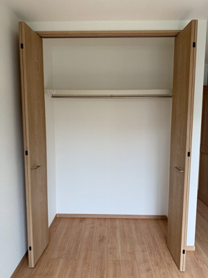 【収納】 | カグラA棟 | 洋室5.8帖のお部屋にあるクローゼットです♪洋室のお部屋それぞれにクローゼットがあると便利ですね！