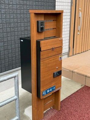 【玄関】 | カグラA棟 | 玄関前には宅配BOXがあるので荷物の受け取りもスムーズに♪再配達を依頼する手間が省けます☆
