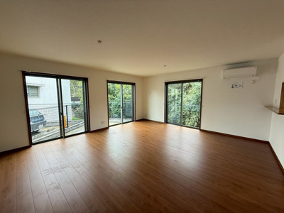 【居間・リビング】 | カグラA棟 | 1階・南西向きリビングダイニングキッチン21.4帖☆三面採光のお部屋です♪エアコン付きで1年中快適に過ごせます☆