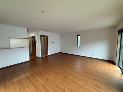 【居間・リビング】 | カグラA棟 | 1階・南西向きリビングダイニングキッチン21.4帖☆女性に人気なカウンターキッチンです！お話しながら料理ができるってうれしい♪