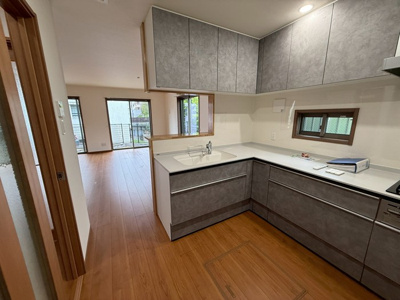 【キッチン】 | カグラA棟 | 使い勝手の良いL字型のシステムキッチン！換気のできる窓付きでお料理の匂いもこもりません！場所を取るお鍋やお皿もたっぷり収納できてお料理がはかどります！