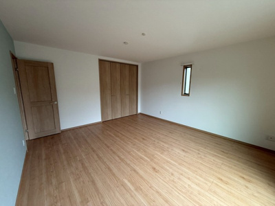 【寝室】 | カグラA棟 | 2階・南西向き洋室11.5帖☆クローゼットがあります♪お洋服の多い方もお部屋が片付いて快適に過ごせますね♪