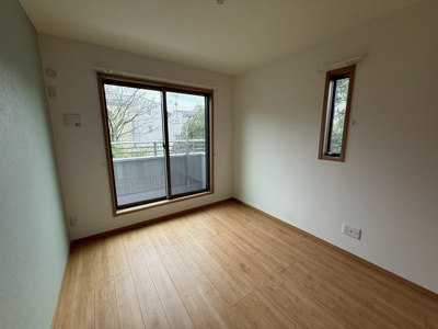 【洋室】 | カグラA棟 | 2階・南西向き洋室5.8帖☆バルコニーに繋がる二面採光のお部屋です！子供部屋・書斎など多用途に使えそうですね♪