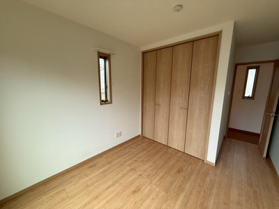 【寝室】 | カグラA棟 | 2階・南西向き洋室5.8帖☆クローゼットがあります♪お洋服がスッキリ収納できて、整理しやすくなりますね☆