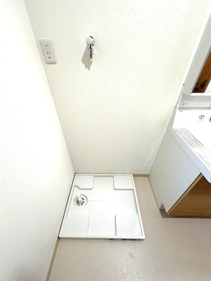 【展望】 | カグラD棟 | 洗面所内、シャンプードレッサー横にある室内洗濯機置き場です♪防水パンが付いているので万が一の漏水にも安心です！