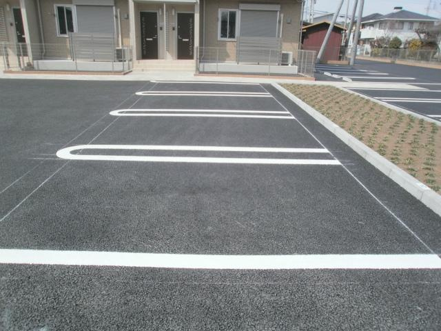 ミルアモールCの駐車場