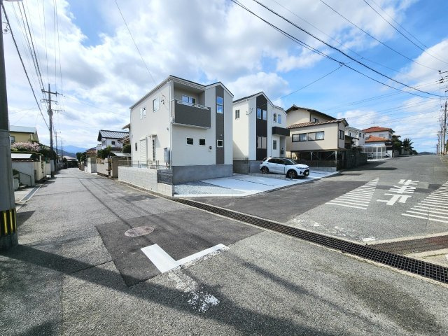 ーFITーフィットー小倉南区星和台２丁目2期　【小倉南区　新築戸建て】の前面道路含む現地写真|駐車スペースは3台可能♪　【小倉南区　新築戸建て】