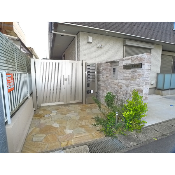 シャーメゾン幕張本郷のエントランス