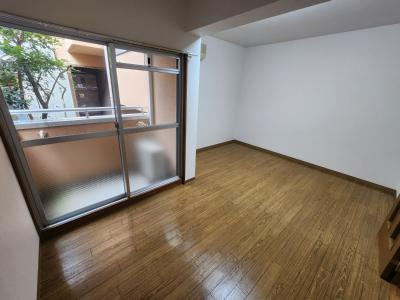 コモド嵯峨の居間・リビング|洋室