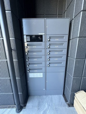 【その他共用部分】 | Eisvogel/アイスフォーゲル | 共用エントランスには宅配BOXがあるので荷物の受け取りもスムーズに♪再配達の手間がかからないのが魅力♪
