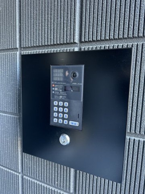 【エントランス】 | Eisvogel/アイスフォーゲル | 共用エントランスは不審者の侵入を未然に防ぐオートロック付き！防犯対策充実しています◎