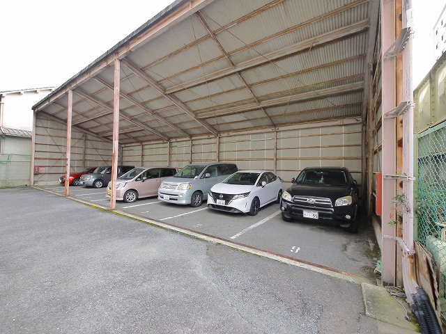 メルディアキューブ桜井の駐車場