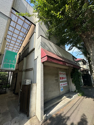 【外観】 | レイズハウス | 「新百合ヶ丘」駅にアクセス可能な最寄りバス停まで徒歩1分！便利な立地の店舗用物件♪飲食、その他業種ご相談下さい♪