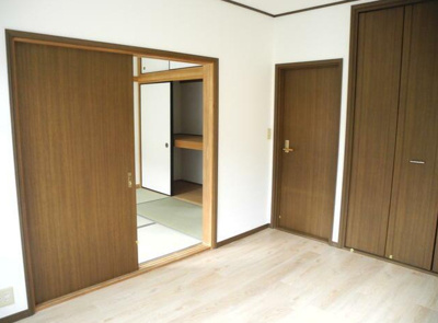 【その他】 | コーポアイル | 洋室と和室は引戸で区切られています