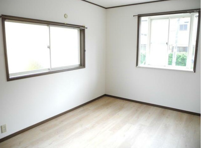 【居間・リビング】 | コーポアイル | 2面採光の洋室