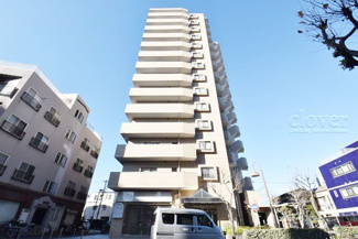 【外観】 | 青空によく映える建物です。手入れの行き届いた外壁やマンション正面エントランスなど、綺麗な姿をぜひ一度、現地にてご覧ください。～即日のご見学可能～　お問合せはお気軽にどうぞ。