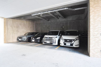 【駐車場】 | マンションの駐車場スペース。空きの有無や駐車料金、サイズ規定などについては、改めてお問い合わせください。～即日のご見学可能～　お問合せはお気軽にどうぞ。

