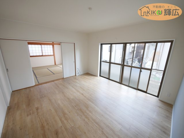 【居間・リビング】 | 加古郡稲美町国岡　中古戸建 | リビングでございます。四枚掃き出し窓から日差しがよく入ります。