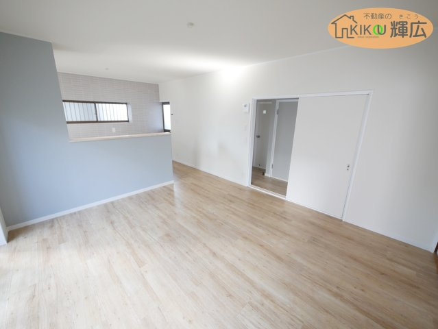 【居間・リビング】 | 加古郡稲美町国岡　中古戸建 | 形の良い間取りですので家具の配置がしやすいです