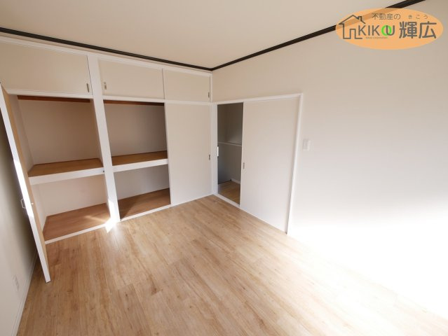 【洋室】 | 加古郡稲美町国岡　中古戸建 | 周辺環境は充実しておりますので、買い物にも便利な立地です。