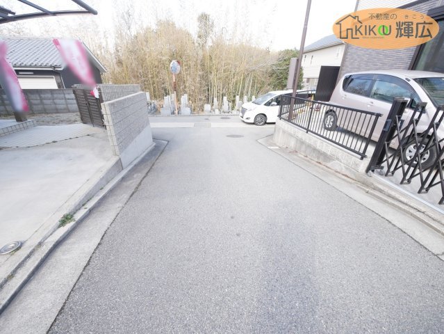 【前面道路含む現地写真】 | 加古郡稲美町国岡　中古戸建 | 前面道路は広々としておりますので、お車の運転が苦手な方でも安心ですね。