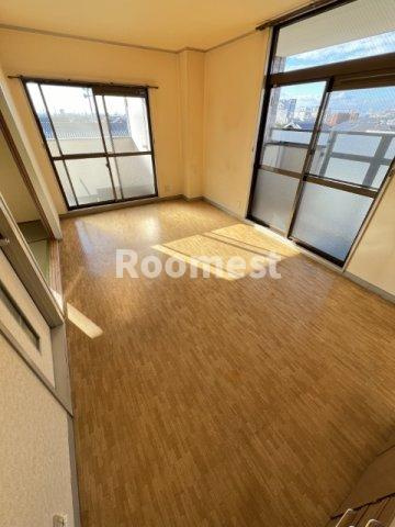 アルファアネックスの居間・リビング|こちらのリビングで趣味の時間をお楽しみください