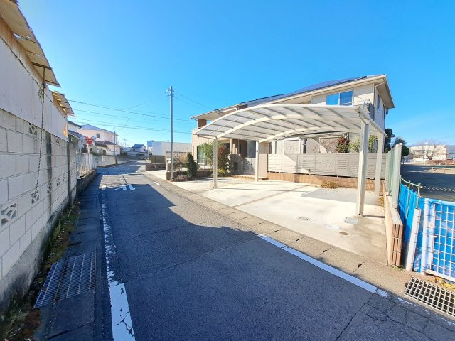 高崎市江木町　中古住宅の前面道路含む現地写真|南東側前面道路幅員約4.5ｍ