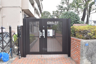 【エントランス】 | マンションの正面エントランス。出入りする人間を癒してくれるマンション入り口であり、その建物の「顔」でもあります。～即日のご見学可能～　お問合せはお気軽にどうぞ。