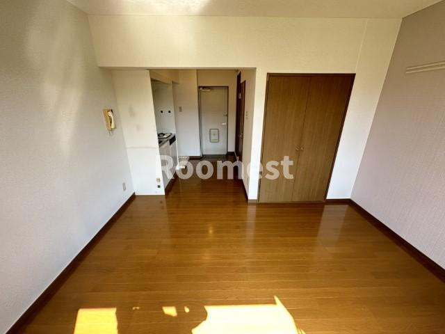 エステートピア香呂Ⅱの居間・リビング|洋室６帖です。日当たり良好。