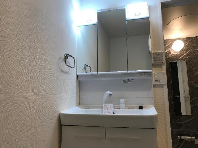 SYS長岡京の独立洗面台|独立洗面化粧台あり。浴室乾燥機付きで快適な清潔感のある浴室。