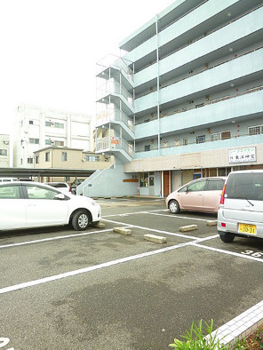 RＥステートビルの駐車場