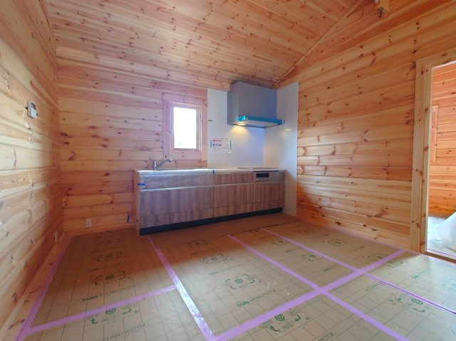 築後未入居★角地につき陽当たり＆通風良好★木の温もりを感じる新築ミニログハウス★京丹波町橋爪渕上のキッチン|ダイニングキッチン