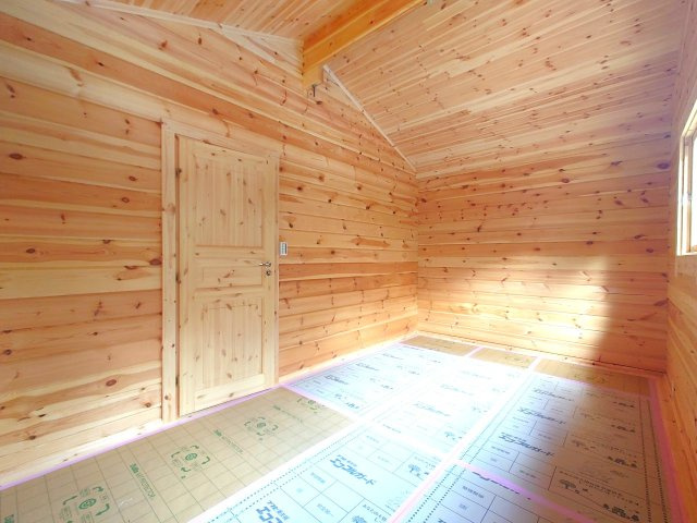 築後未入居★角地につき陽当たり＆通風良好★木の温もりを感じる新築ミニログハウス★京丹波町橋爪渕上の洋室|洋室