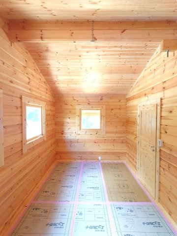 築後未入居★角地につき陽当たり＆通風良好★木の温もりを感じる新築ミニログハウス★京丹波町橋爪渕上の洋室|洋室