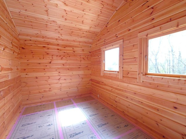 築後未入居★角地につき陽当たり＆通風良好★木の温もりを感じる新築ミニログハウス★京丹波町橋爪渕上の洋室|洋室