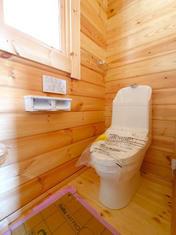 築後未入居★角地につき陽当たり＆通風良好★木の温もりを感じる新築ミニログハウス★京丹波町橋爪渕上のトイレ|トイレ