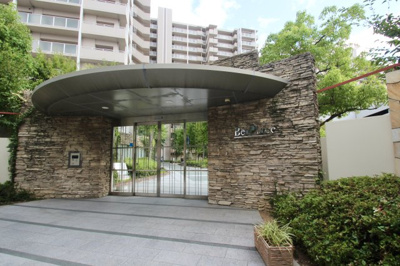 【外観】 | ビープレイスＡ棟 | ○ペット飼育可能の大型分譲マンション
●楽しみ方豊富な専用庭
○ディスポーザーや食洗機など設備充実